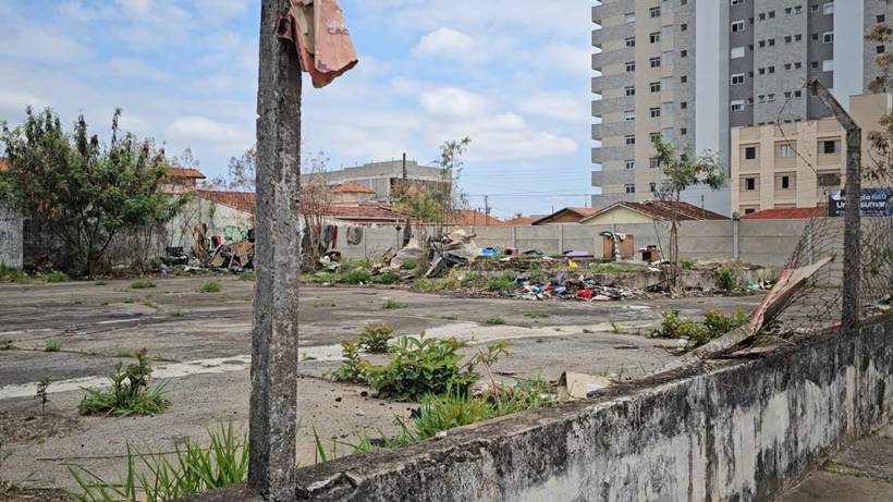 Terrenos invadidos por pessoas em situação de rua se tornam depósitos de lixo em Pouso Alegre