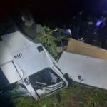 Caminhoneiro morre após caminhão com morangos cair em ribanceira na BR-459