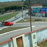 Carro fura o pare e é atingido por moto no trevo de Santa Rita do Sapucaí