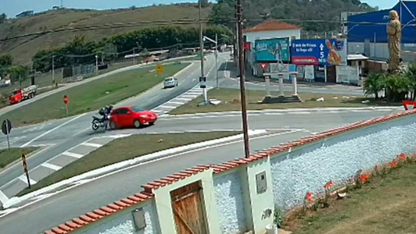 Carro fura o pare e é atingido por moto no trevo de Santa Rita do Sapucaí