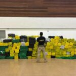 Fernão Dias: Caminhão com 5 toneladas de maconha e carro de aplicativo com skunk