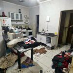 Gêmeos de 3 anos são resgatados sozinhos em meio a lixo e até fezes em apartamento