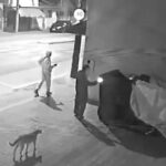 Homens ateiam fogo em carrinho de morador de rua enquanto ele dormia