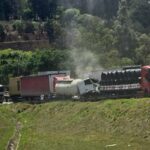 Engavetamento entre quatro veículos deixa uma pessoa ferida na Fernão Dias