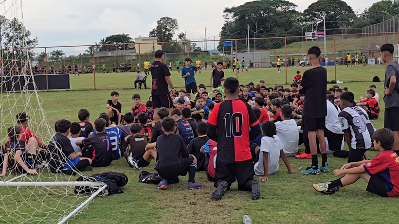 Sonho de ser jogador profissional: Centenas de garotos participam de peneira no Pousão