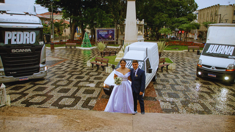 Noivo chega a casamento dirigindo carreta para homenagear caminhoneiros