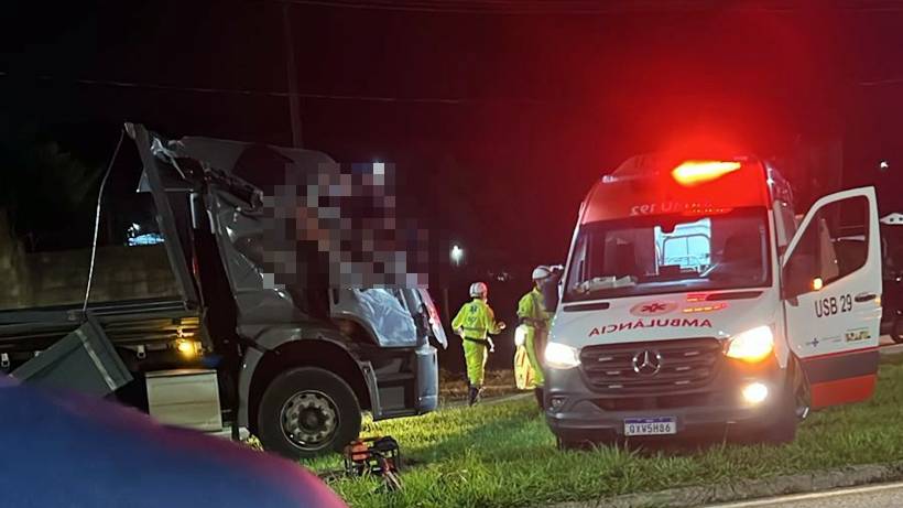 Caminhoneiro fica gravemente ferido em acidente na BR-459, em Santa Rita do Sapucaí