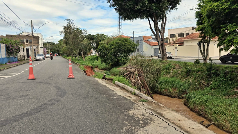 Desmoronamento em córrego do Fátima III preocupa moradores, que apontam mais erosões