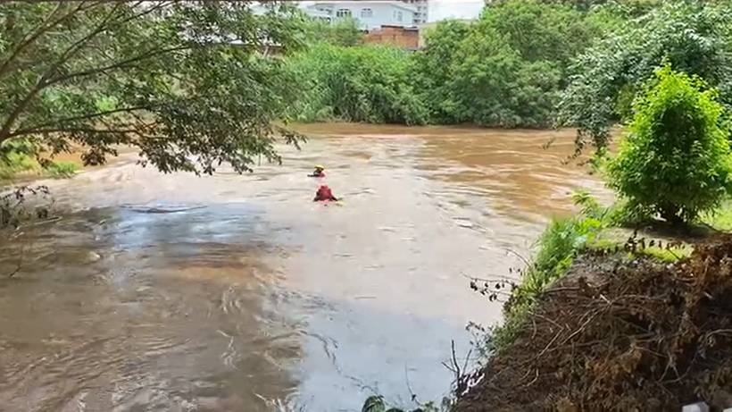PM detalha salvamento heroico que evitou afogamento de mulher no Rio Sapucaí