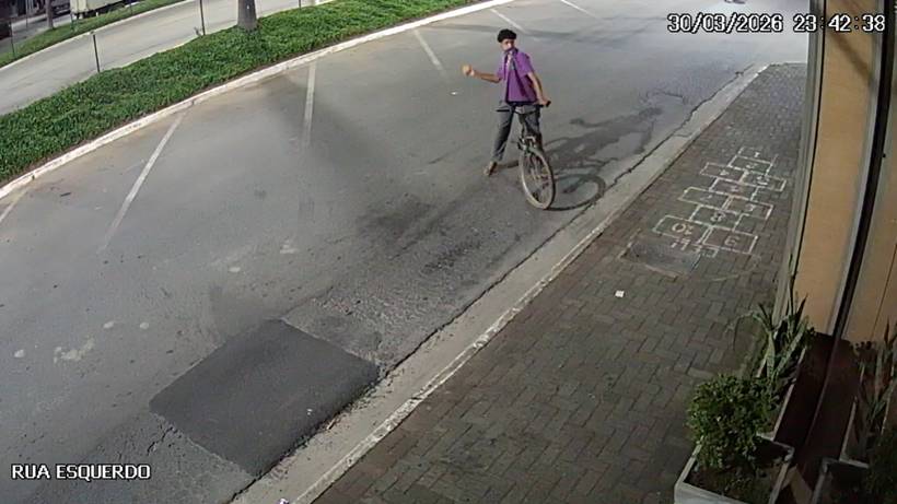 Câmera flagra dupla arremessando pedra e quebrando portas de doceria na Via Gastronômica