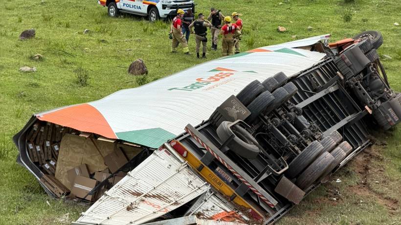 Motorista morre após carreta descer ribanceira em estrada zona rural de Extrema