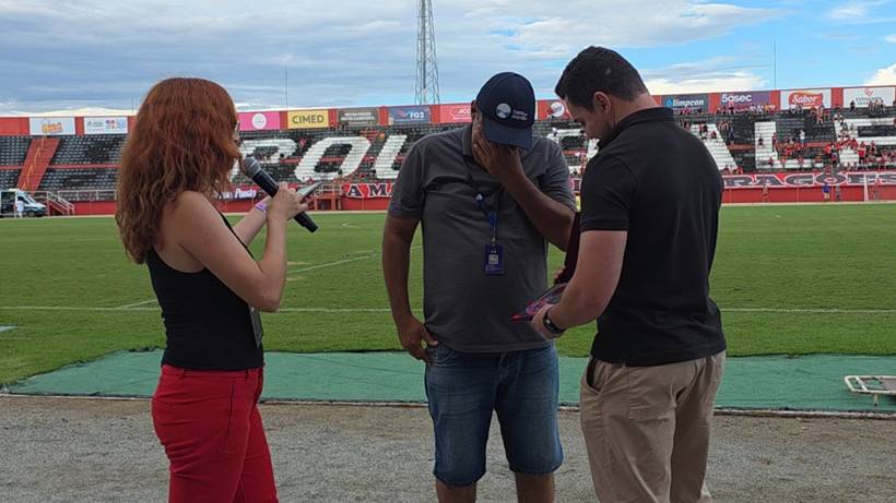 Transmitindo emoção: narrador Flávio Alexandre é homenageado pela diretoria da SAF do Pousão