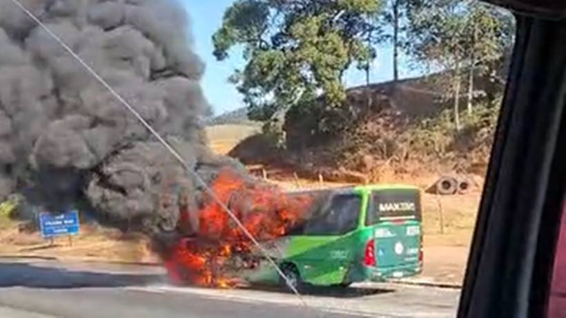 Ônibus é destruído por incêndio na Rodovia Fernão Dias, em Cambuí
